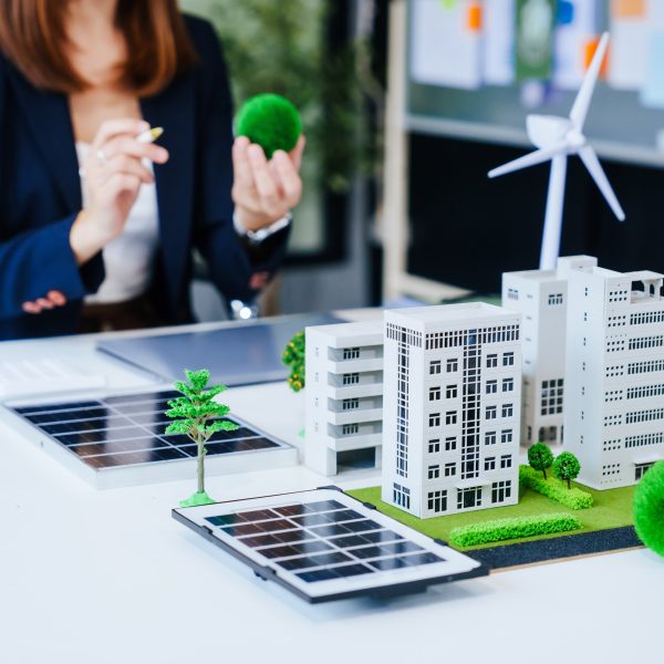 Architektin plant Energieversorgung für gewerbliche Immobilien