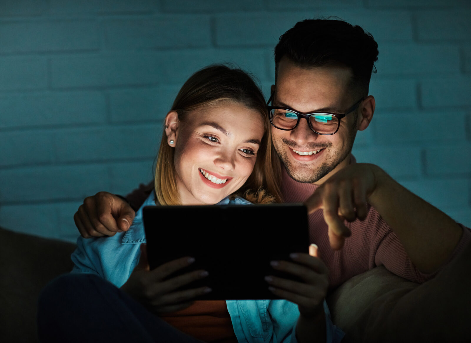 Junges Paar schaut gemeinsam auf ein Tablet